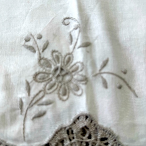 Beautiful handcrocheted lace edged hand embroidered table runner from Cypress. - Picture 3 of 4